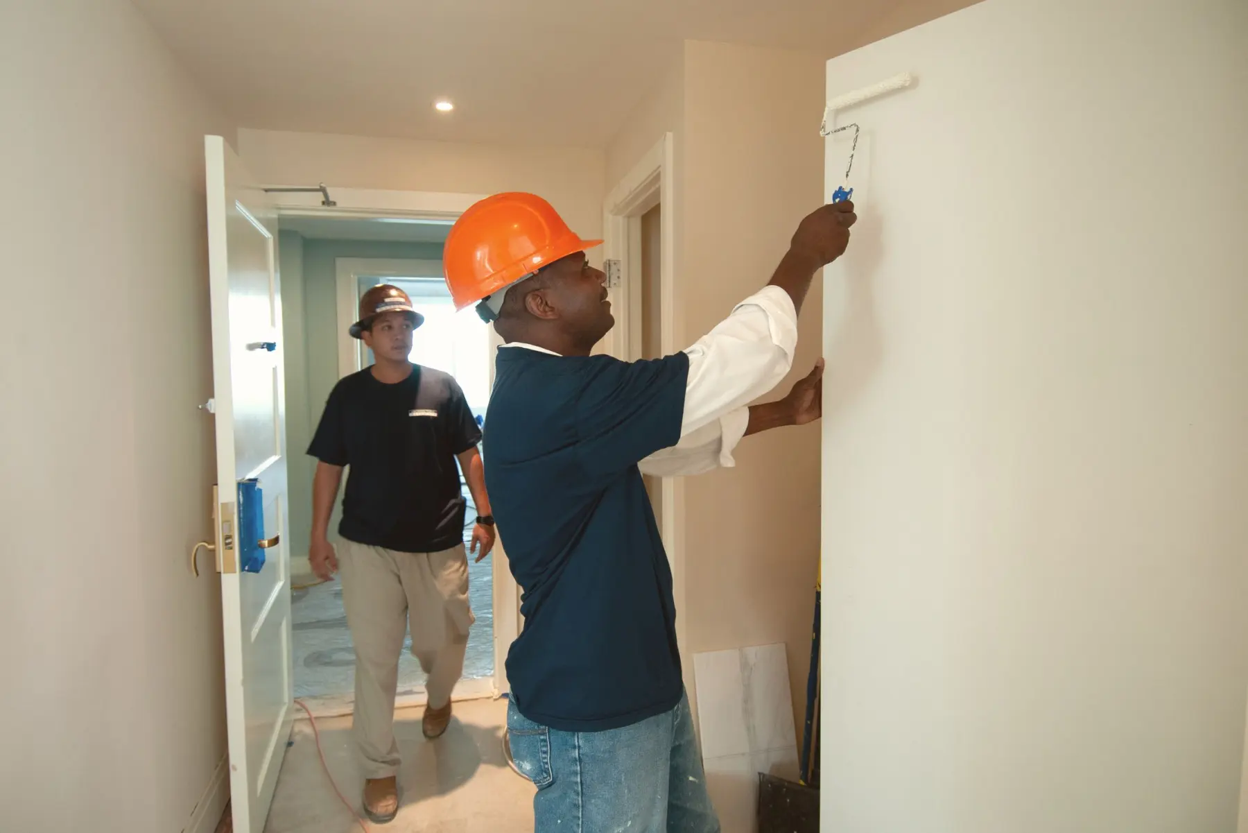 Artisans au travail sur un chantier de rénovation intérieure