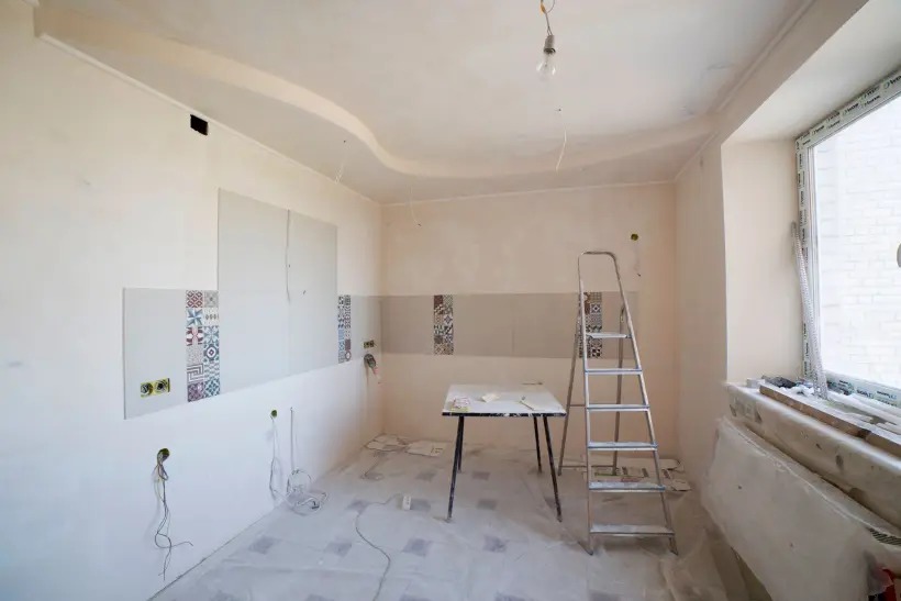 Cuisine en cours de rénovation avec escabeau et outillage