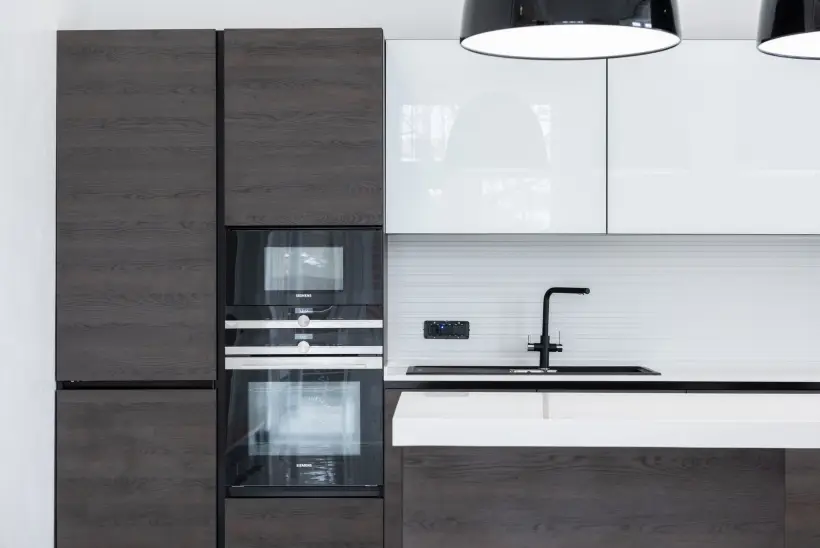 Cuisine contemporaine agencée avec îlot central et rangements toute hauteur