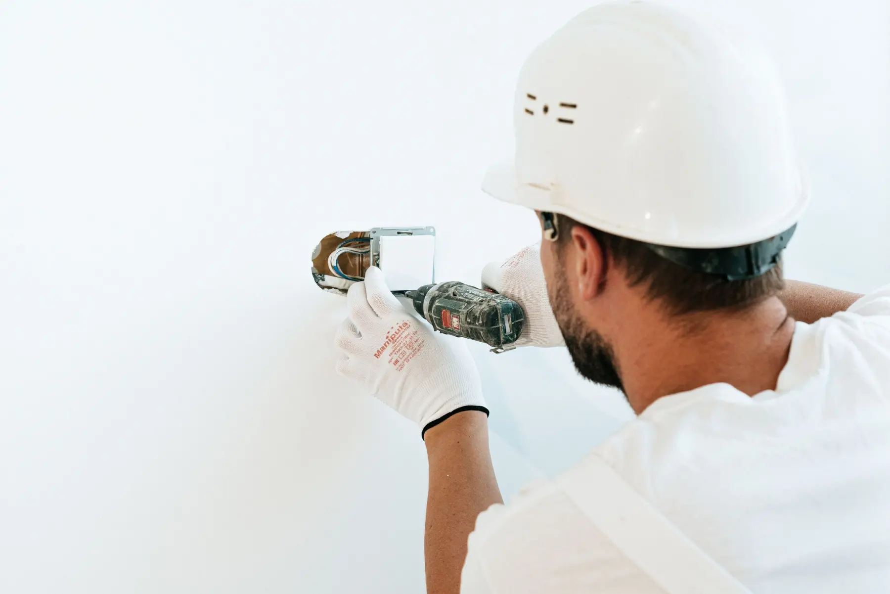 Électricien installant un appareillage mural lors d’une rénovation